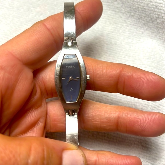 Women’s fossil watch, silver band with light blue face. - Picture 6 of 6